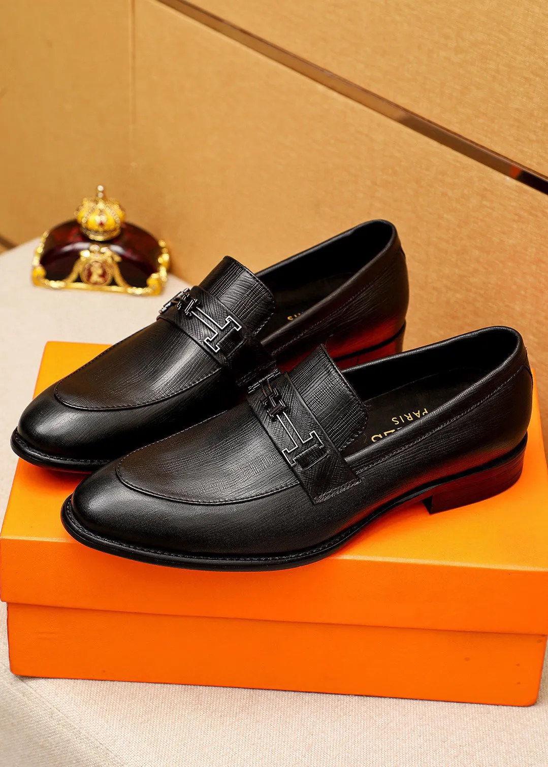 Men's shoes 💰460 💐 Product trademark: HERMES "Hermès" casual leather shoes Regular size: 39-44 (38.45.46🉑️Customized) Product materials: Selected imported first-layer calfskin embossed upper + classic hardware buckle, imported water-dyed 🐂 cowhide lining. Strong three-dimensional visual effect, combined outsole Color: 1⃣️color optional